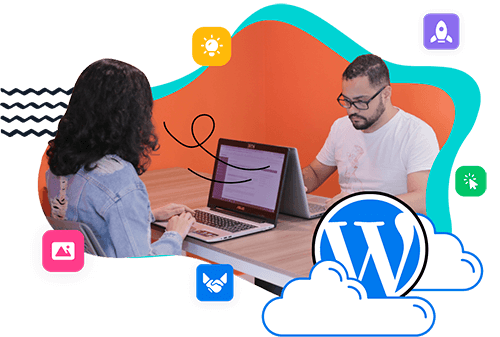 dos personas trabajando con WordPress