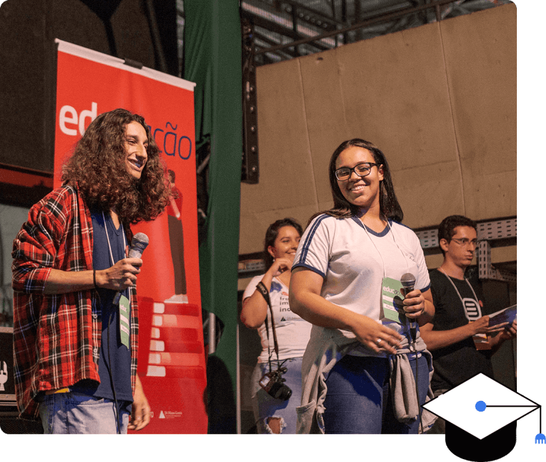 Voluntários no palco com microfone nas maos